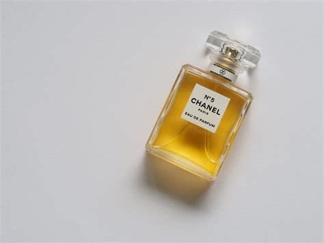 torta boccetta profumo chanel|Chanel N°5, storia del flacone .